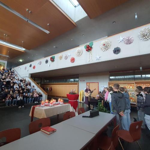 Weihnachtsglanz im Schulhaus