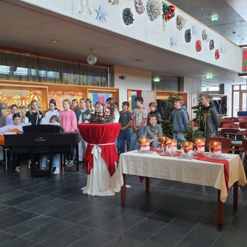 Weihnachtsglanz im Schulhaus