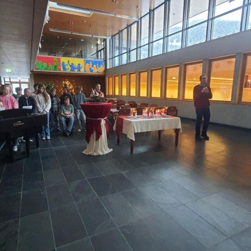 Weihnachtsglanz im Schulhaus