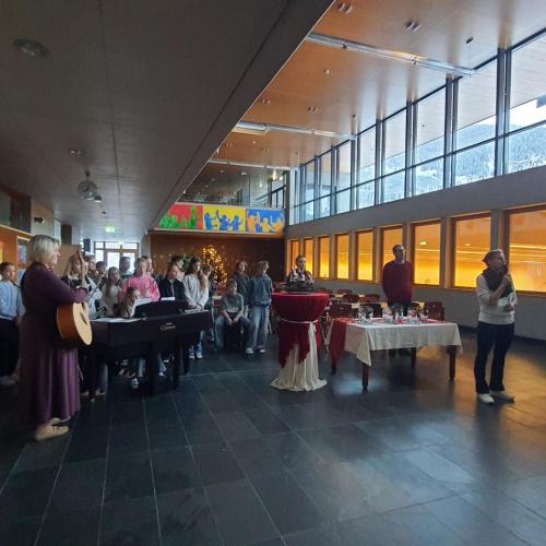 Weihnachtsglanz im Schulhaus