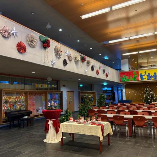 Weihnachtsglanz im Schulhaus