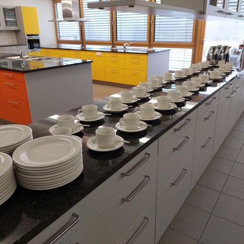 Teller und Tassen am Buffet der Lehrküche