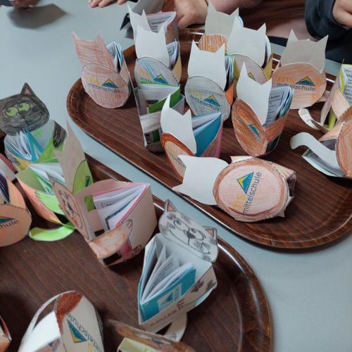 Von Kindern gebastelte Katzen aus Papier