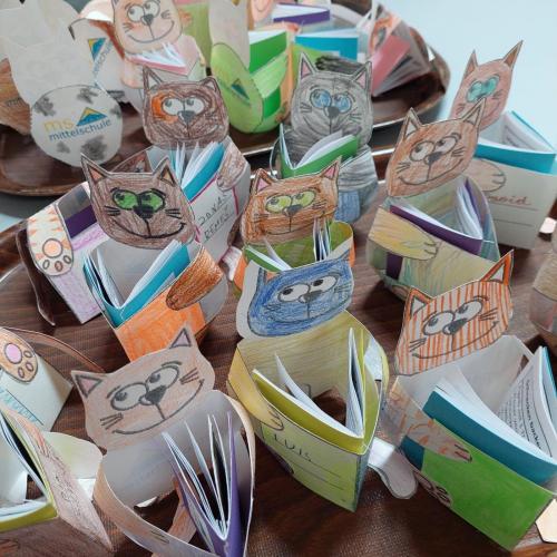 Von Kinder gebastelte Katzen aus Papier