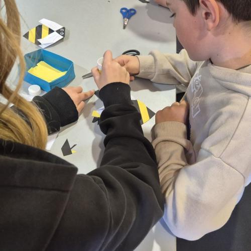 Kinder basteln Bienen aus Papier