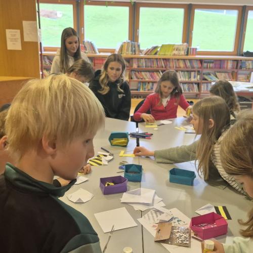 Kinder basteln Bienen aus Papier