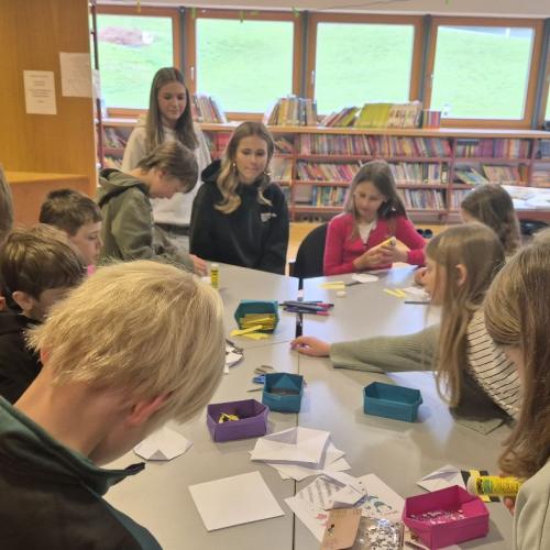 Kinder basteln Bienen aus Papier