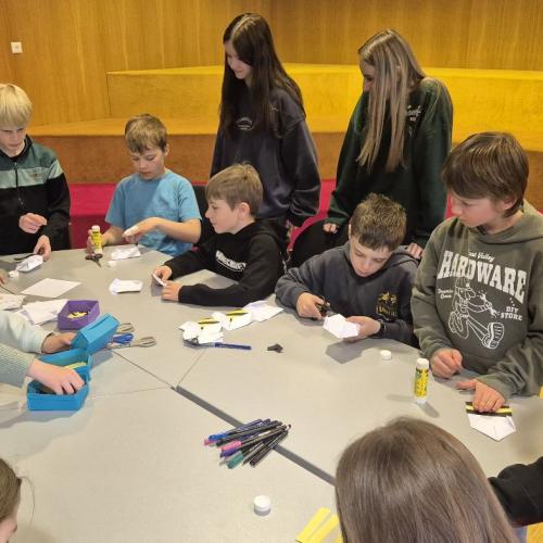 Kinder basteln Bienen aus Papier