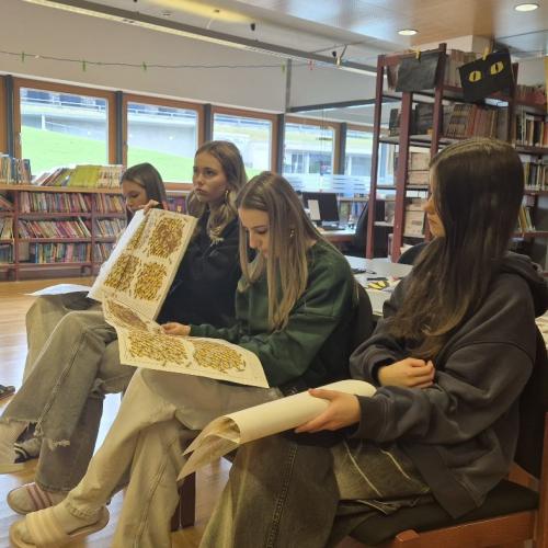 Mittelschülerinnen lesen aus einem Sachbuch vor