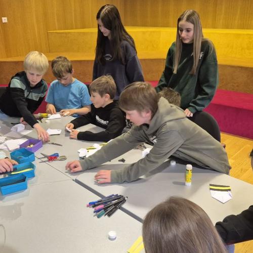 Kinder basteln Bienen aus Papier