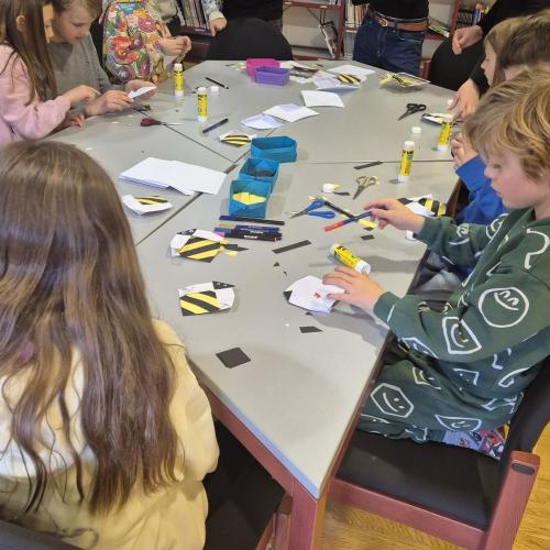 Kinder basteln Bienen aus Papier