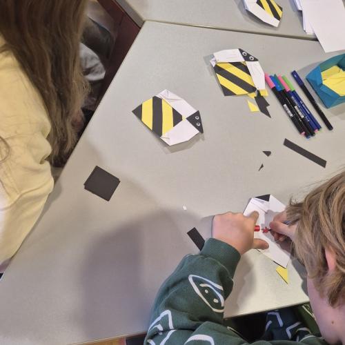 Kinder basteln Bienen aus Papier
