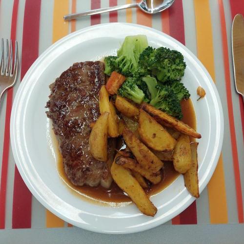 Steak mit Wedges und Brokkoli