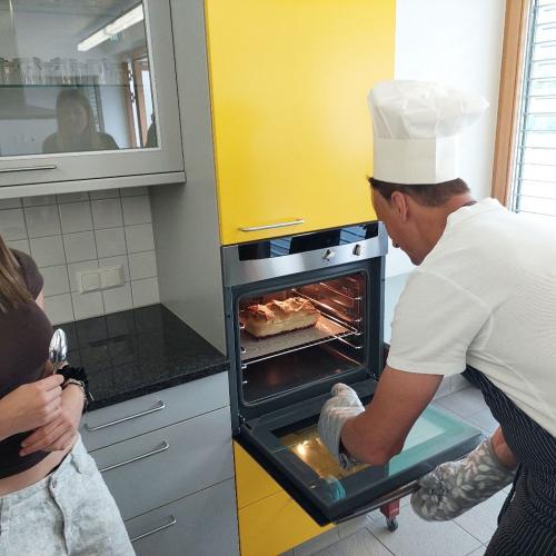 Jugendliche in der Lehrküche