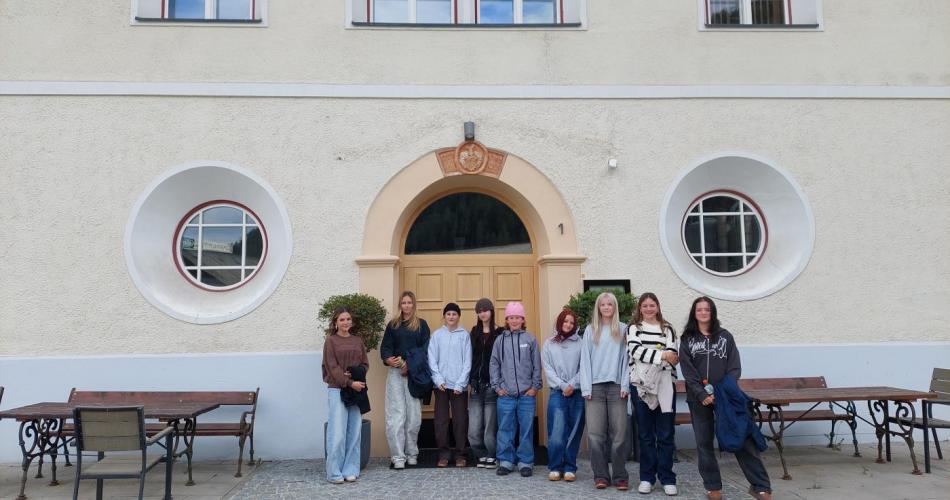 Jugendliche vor einem Altersheim